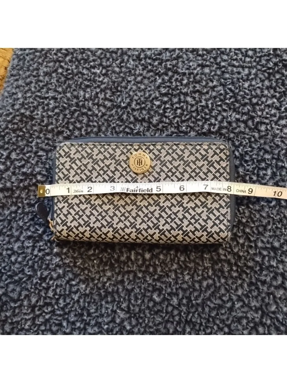 Tommy Hilfiger Full Zip Around Wallet features credit card slots